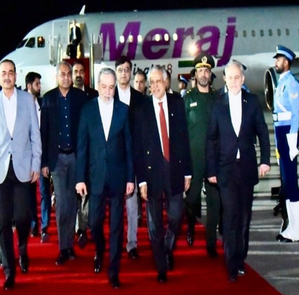 وفد إيراني يصل إسلام آباد.. وواشنطن تتحرك نحو طاولة التفاوض